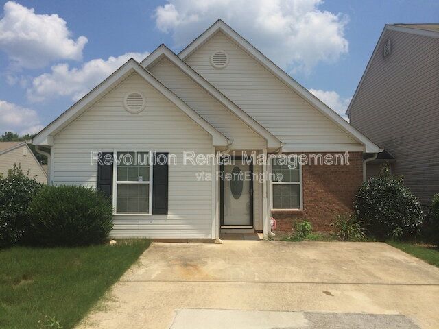 Single Family Home with Fireplace in McDonough - Built 2004 property image