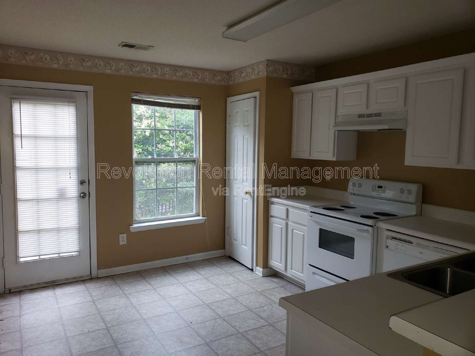 Single Family Home with Fireplace in McDonough - Built 2004 property image