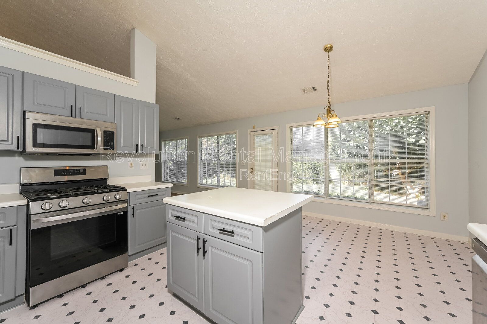 1,830 Sq Ft Single-Family Home with Hardwood Floors, Fireplace & 2-Car Garage in Lawrenceville, GA property image