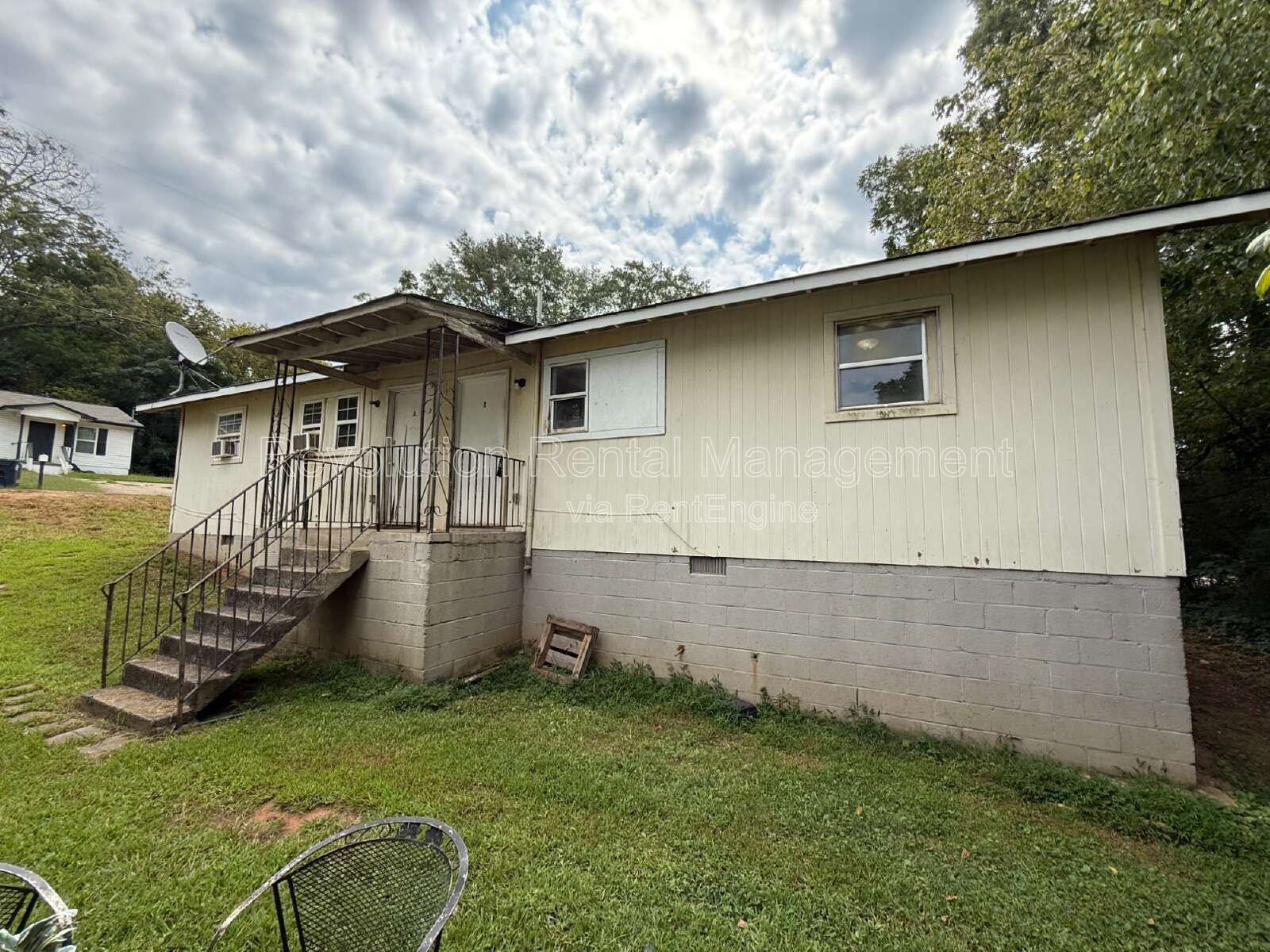 Newly remodeled 2 bed 1 bath duplex unit property image