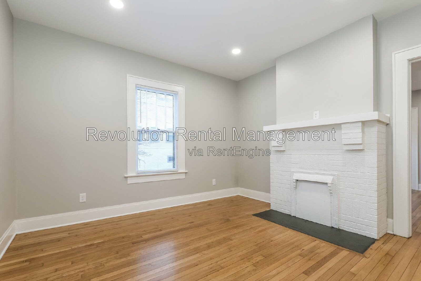 Charming 1,200 Sq Ft Duplex Unit on Cambridge Ave | Hardwood Floors, Central Air & Porch property image