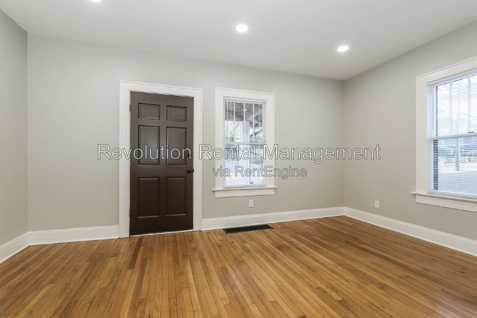 Charming 1,200 Sq Ft Duplex Unit on Cambridge Ave | Hardwood Floors, Central Air & Porch property image