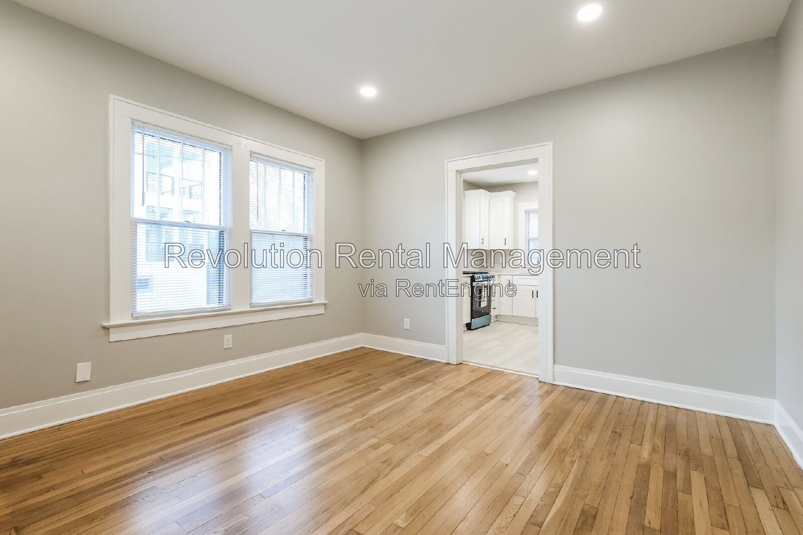 Charming 1,200 Sq Ft Duplex Unit on Cambridge Ave | Hardwood Floors, Central Air & Porch property image