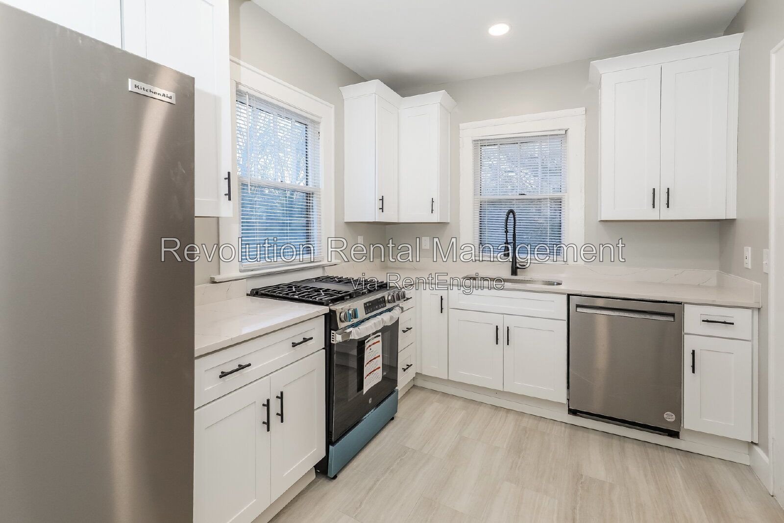 Charming 1,200 Sq Ft Duplex Unit on Cambridge Ave | Hardwood Floors, Central Air & Porch property image