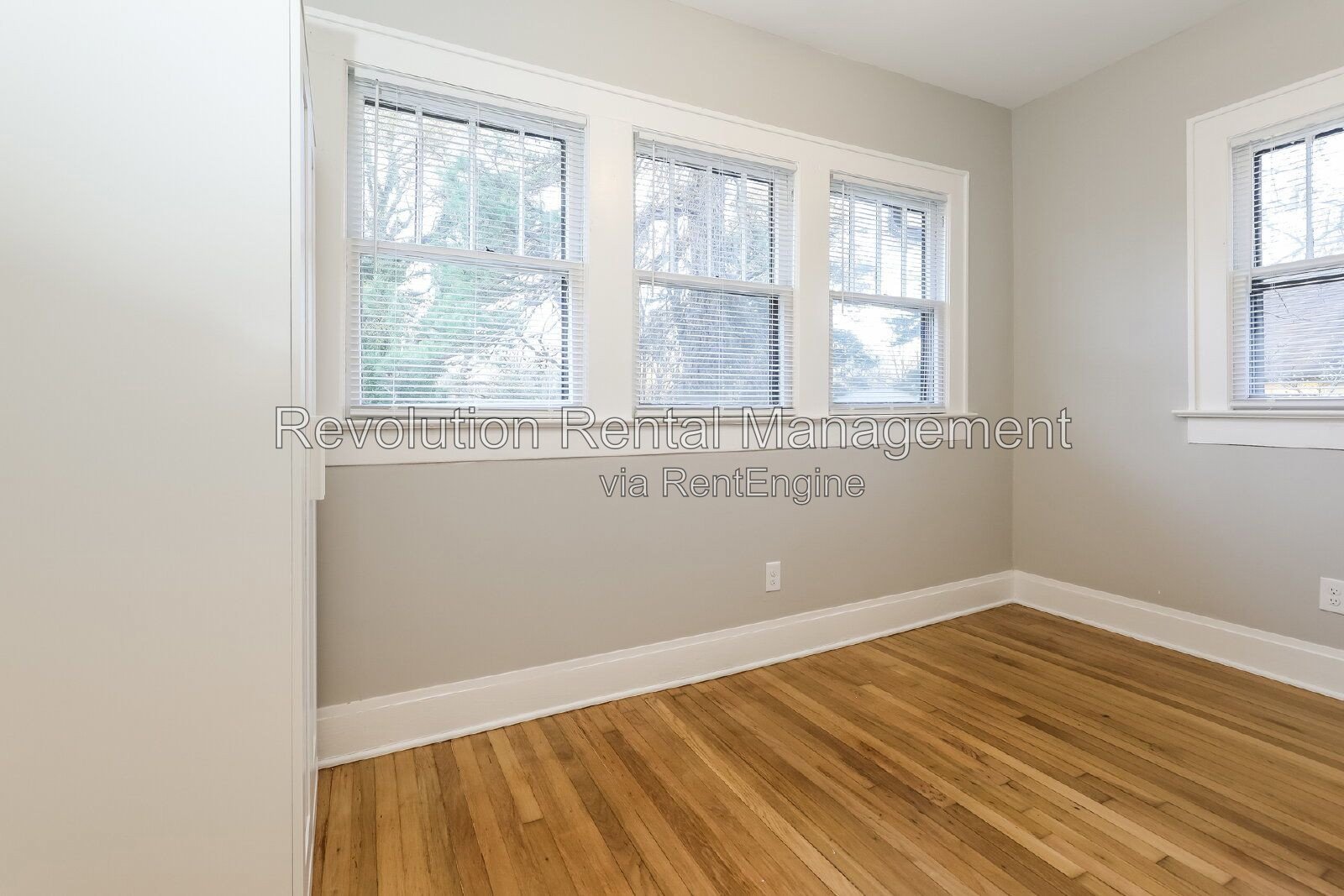 Charming 1,200 Sq Ft Duplex Unit on Cambridge Ave | Hardwood Floors, Central Air & Porch property image