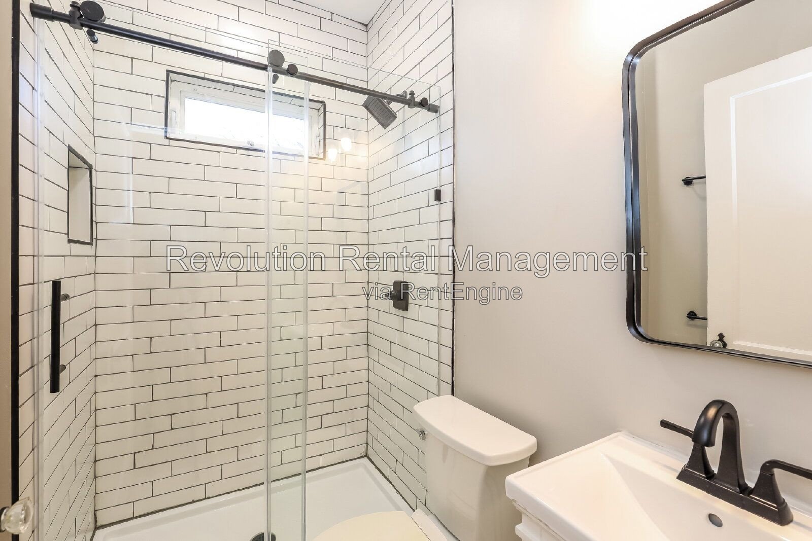 Charming 1,200 Sq Ft Duplex Unit on Cambridge Ave | Hardwood Floors, Central Air & Porch property image